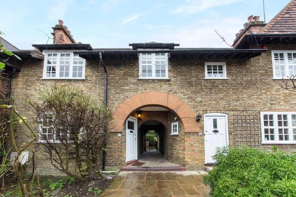 Asmuns Place, London